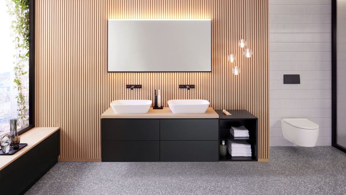 Geberit ONE serijos produktai ir Geberit Option Plus Square 135 cm pločio veidrodis su matinės juodos spalvos rėmeliu. (© Geberit)