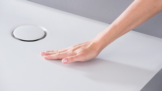 Dušas, kurio paviršius sutampa su grindų lygiu Dušas, kurio paviršius sutampa su grindų lygiu