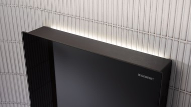 Geberit Monolith Plus su ComfortLight apšvietimu ir juodo stiklo priekine plokšte (© Geberit)