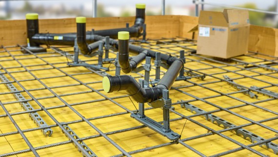 Geberit PE vamzdis, įbetonuotas į betoną Geberit PE vamzdis, įbetonuotas į betoną