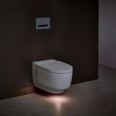 Geberit AquaClean Mera WC puodas su apiplovimo funkcija ir su įjungtu orientaciniu apšvietimu