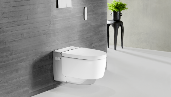 Chromo spalvos Geberit AquaClean Mera Comfort su Sigma70 nuotolinio valdymo pulteliu