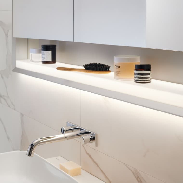 Apšviesta niša Geberit ONE veidrodinėje spintelėje Apšviesta niša Geberit ONE veidrodinėje spintelėje