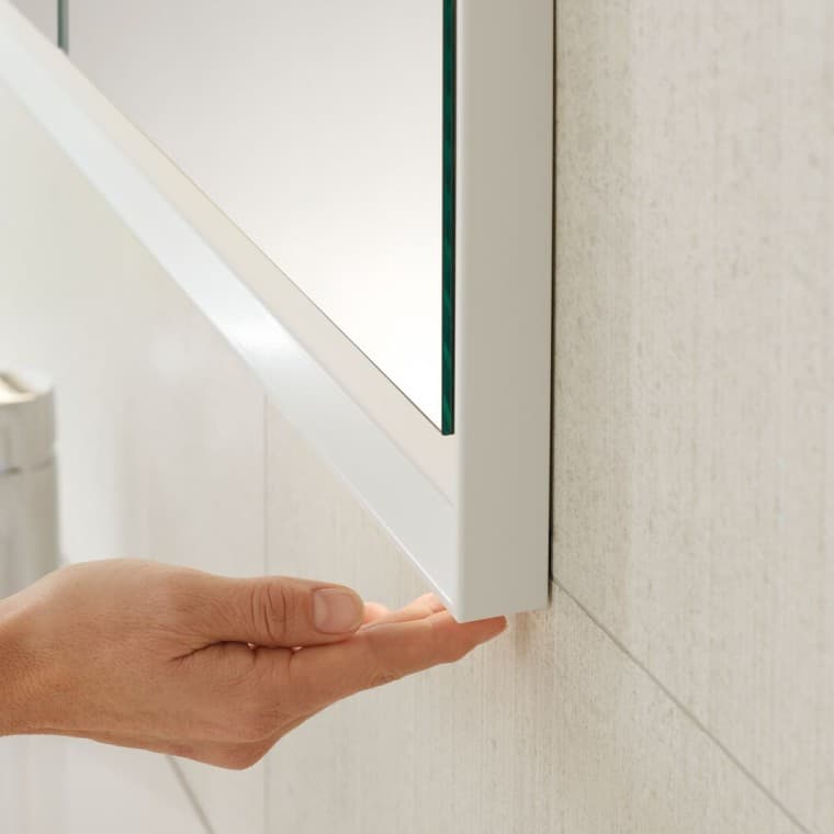 Paprastas Geberit ONE veidrodinės spintelės naudojimas Paprastas Geberit ONE veidrodinės spintelės naudojimas