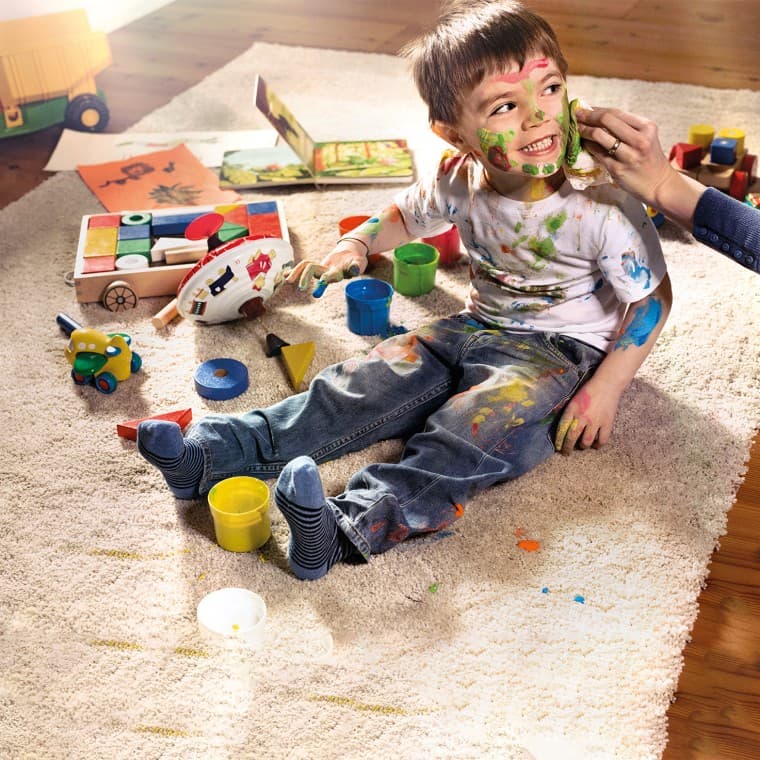 Dažais išsitepęs vaikas Dažais išsitepęs vaikas