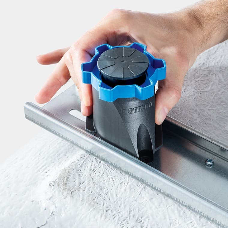 Varžtais užfiksuotos vonios kojos Varžtais užfiksuotos vonios kojos