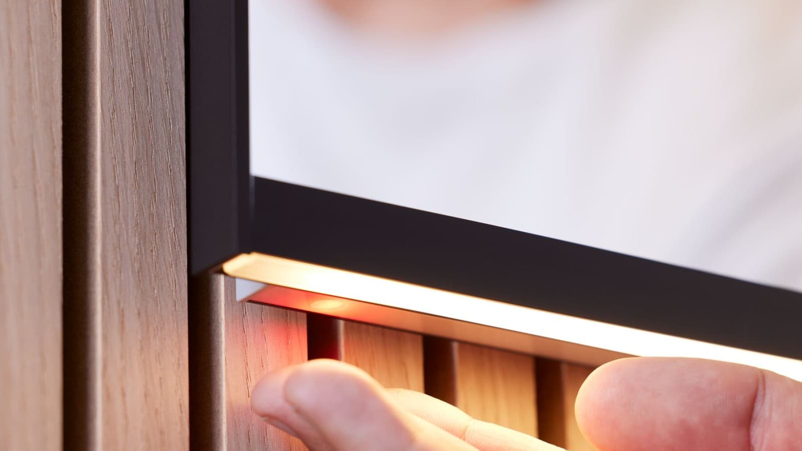 Veidrodinio paviršiaus šildymą nuo rasojimo galima įjungti rankiniu būdu (© Geberit) Veidrodinio paviršiaus šildymą nuo rasojimo galima įjungti rankiniu būdu (© Geberit)