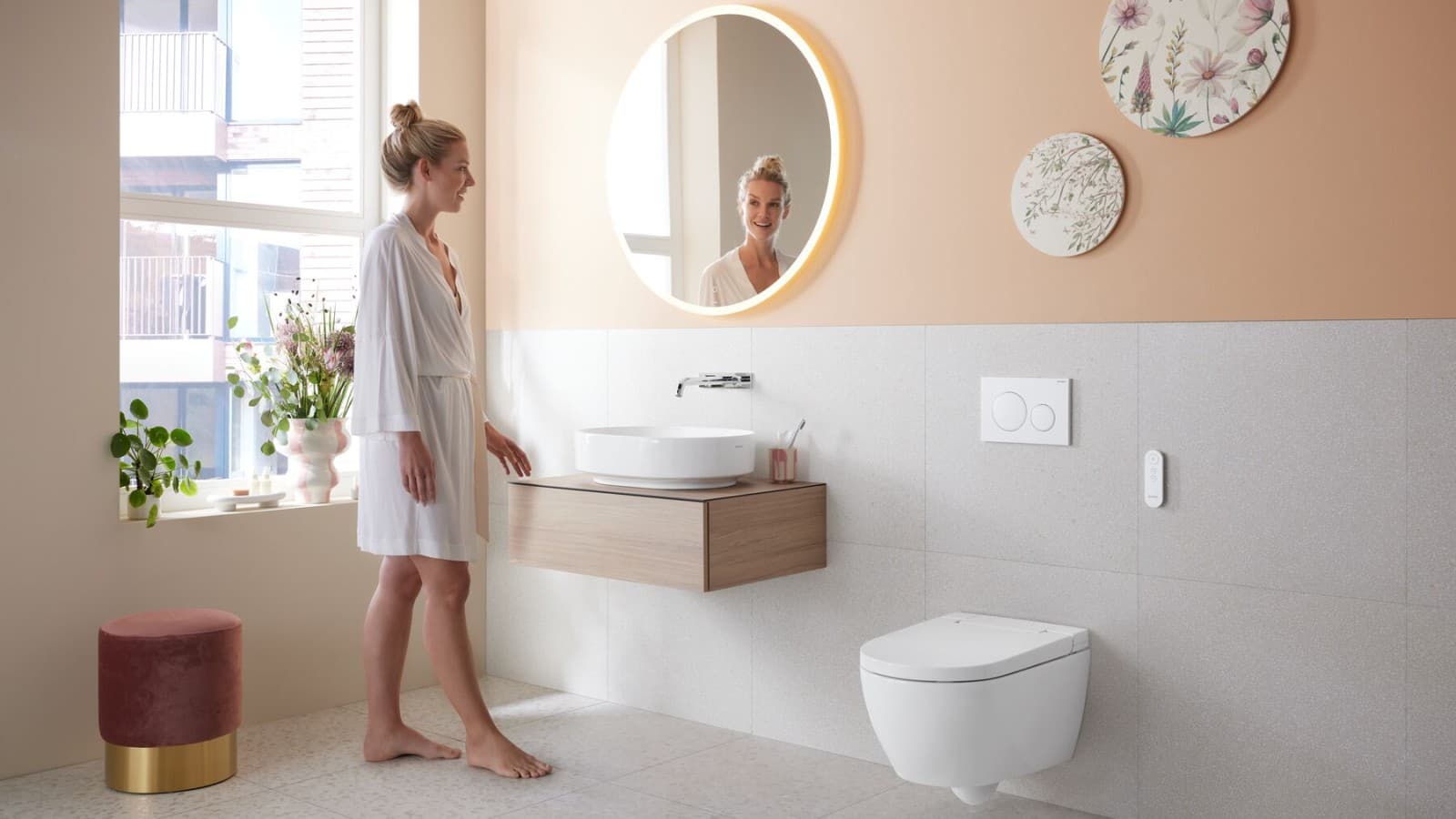 Moteris vonios kambaryje Geberit AquaClean Alba Moteris vonios kambaryje Geberit AquaClean Alba