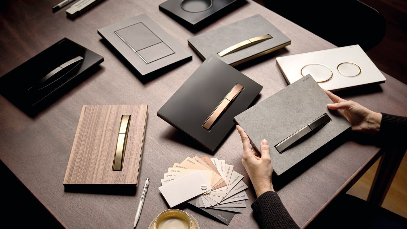 Siūlomi įvairūs vandens nuleidimo mygtukai Siūlomi įvairūs vandens nuleidimo mygtukai