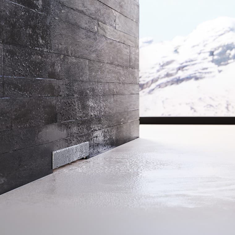 Geberit sieninis latakas juodoje plytų sienoje Geberit sieninis latakas juodoje plytų sienoje