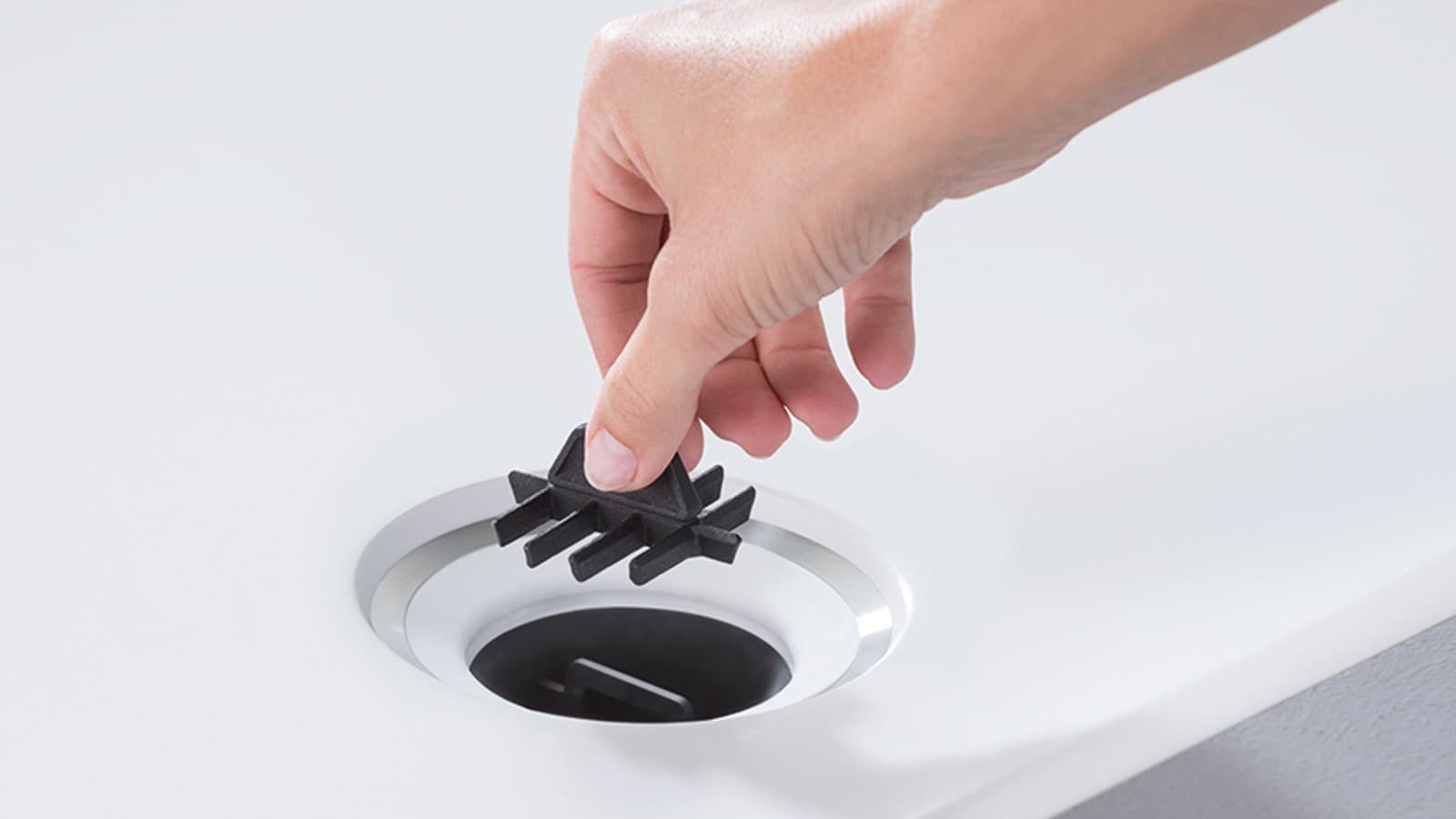 Nešvarumų gaudyklė Geberit Setaplano dušo paviršiuje Nešvarumų gaudyklė Geberit Setaplano dušo paviršiuje