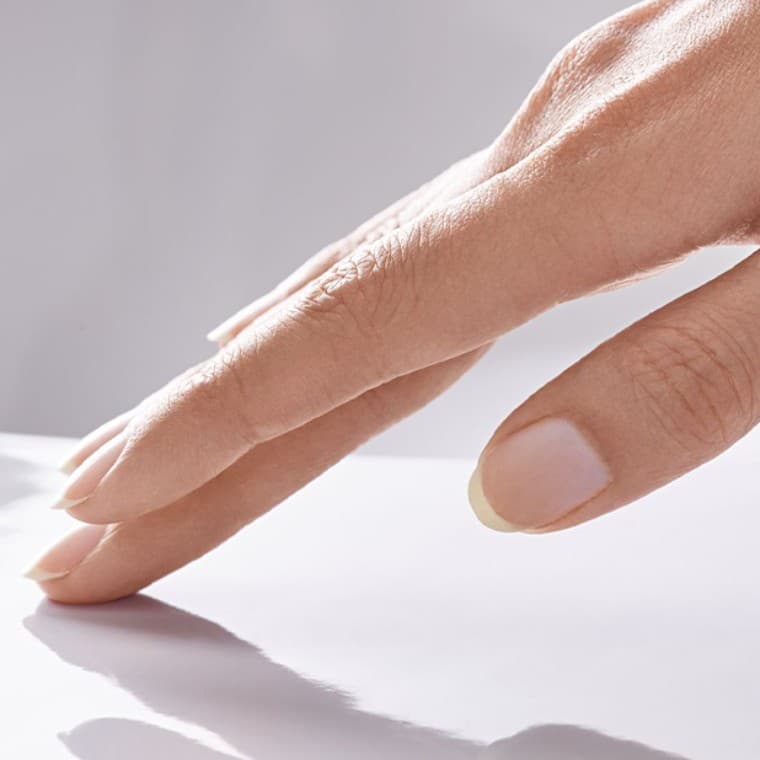 Ranka glosto keraminį paviršių Ranka glosto keraminį paviršių