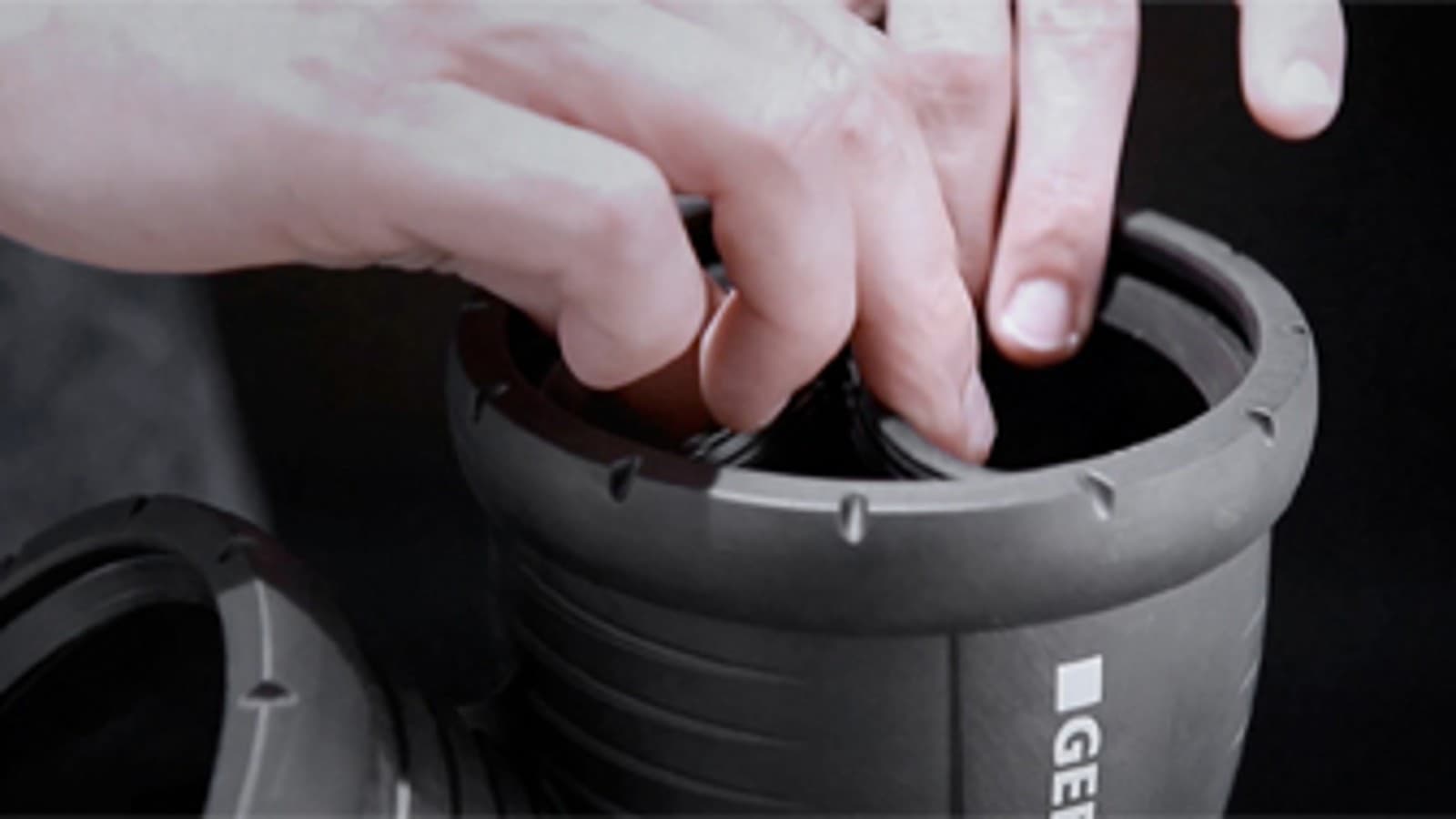 Geberit Silent-Pro: Easy removal and insertion of the EPDM seal Geberit Silent-Pro: Easy removal and insertion of the EPDM seal