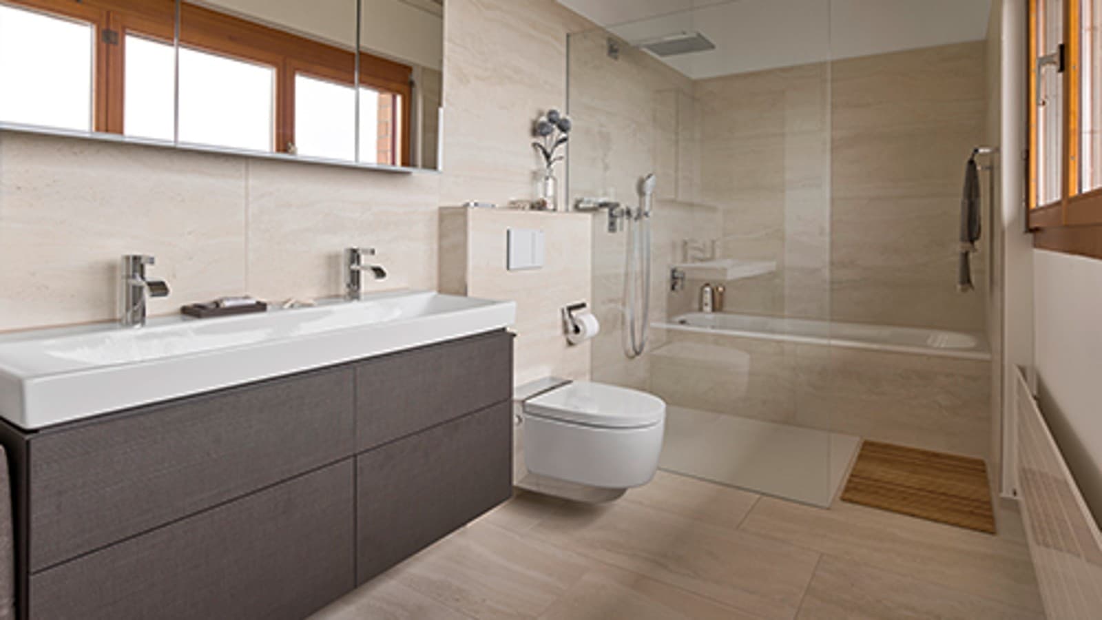 Vonios kambarys su Geberit AquaClean WC puodu su apiplovimo funkcija po renovacijos Vonios kambarys su Geberit AquaClean WC puodu su apiplovimo funkcija po renovacijos