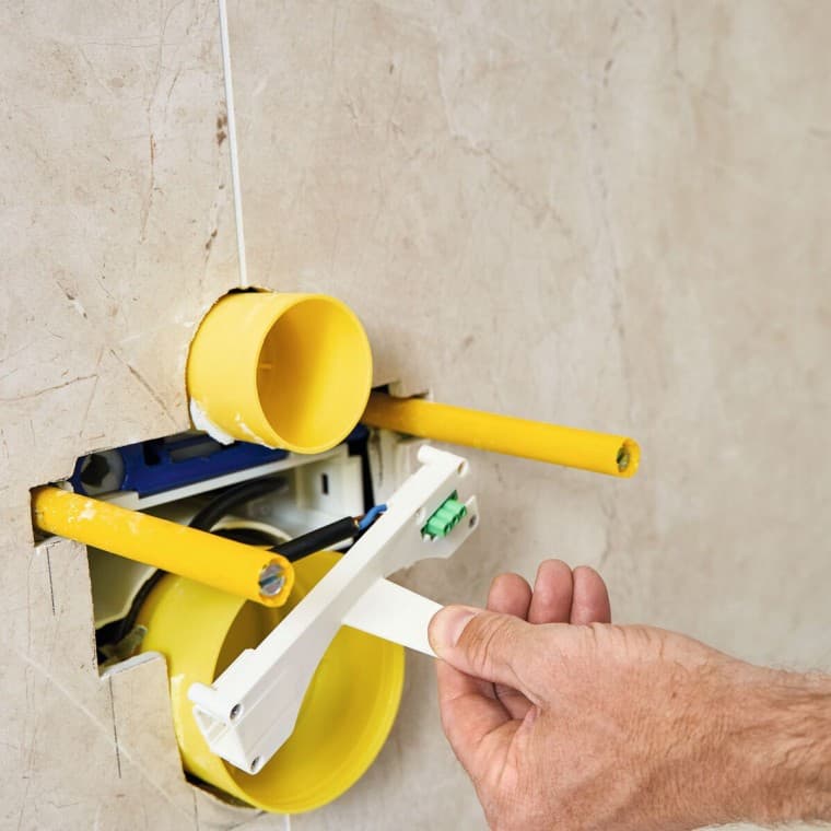 Geberit Power & Connect dėžutė montavimo metu Geberit Power & Connect dėžutė montavimo metu